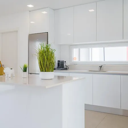 Diamond Villa, Luxury House With Private Pool לוריניה